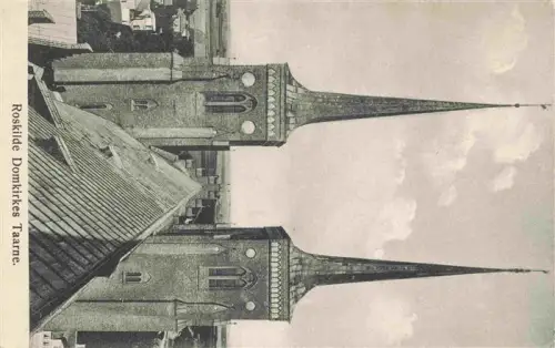 AK / Ansichtskarte Roskilde DK Domkirke Kathedrale Tuerne Dachlandschaft Ziegeldach