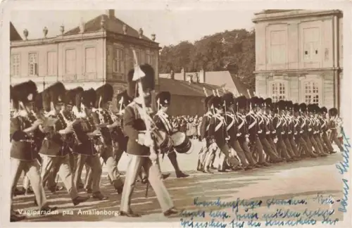 AK / Ansichtskarte Amalienborg Schloss Kopenhagen COPENHAGEN Kobenhavn DK Vagtparaden Amalienborg Schloss Wachabloesung Gardisten Baerenmuetzen Militaerkapelle Schlossplatz