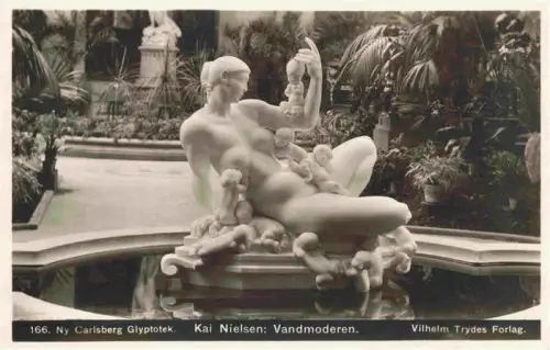 AK / Ansichtskarte Carlsberg Glyphothek Kopenhagen Kjoebenhavn DK Ny-Carlsberg-Glyptotek Vandmoderen Kai-Nielsen Skulptur Brunnen Wintergarten Palmen