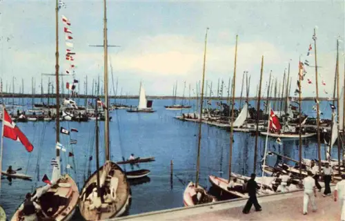 AK / Ansichtskarte Juelsminde DK Juelsminde-Havn Hafen Segelboote Flaggen Regatta Mast Motorboote