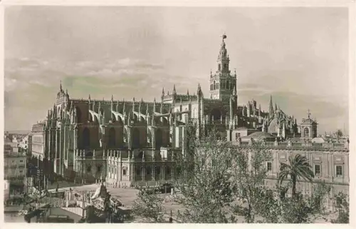 AK / Ansichtskarte SEVILLA Andalucia ES Kathedrale Giralda Palmen S/W Stadtansicht