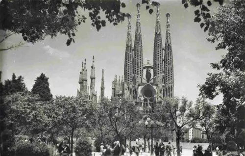 AK / Ansichtskarte BARCELONA Cataluna ES Templo-de-la-Sagrada-Familia Kirche Tuerme Gaudí Passanten Park Baeume