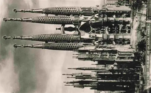 AK / Ansichtskarte BARCELONA Cataluna ES Templo-Expiatorio-de-la-Sagrada-Familia Kirche Tuerme Gaudí Fassade Skulpturen