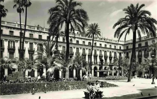 AK / Ansichtskarte BARCELONA Cataluna ES Plaza-Real Platz Palmen Arkaden Neoklassizismus Passanten Kinder Brunnen