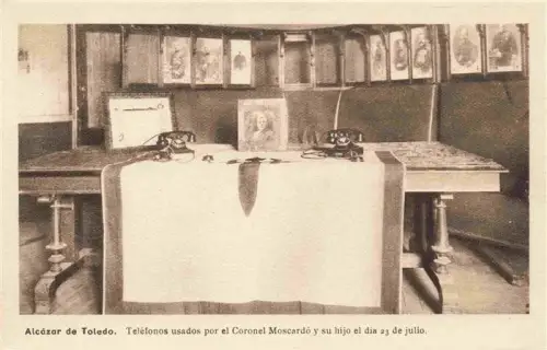 AK / Ansichtskarte TOLEDO Castilla-La Mancha ES Alcázar Telefone Coronel-Moscardó Innenraum Schreibtisch Fotos Vitrine