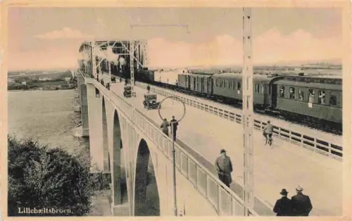 AK / Ansichtskarte Lillebaeltsbroen Middelfart DK Lillebæltsbroen Bruecke Zug Eisenbahn Autos Passanten Belt Bogenbruecke