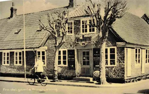 AK / Ansichtskarte Ringkjobing Ringkobing DK Ringkjøbing Altstadt Backsteinhaus Fahrrad Strasse Backsteinfassade Baeume