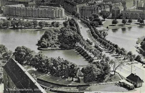 AK / Ansichtskarte Christianshavn Kristianshavn COPENHAGEN Kobenhavn DK Christianshavn Vor-Frelsers-Kirke Kanal Stadtpanorama Promenade Baeume Wohnbloecke