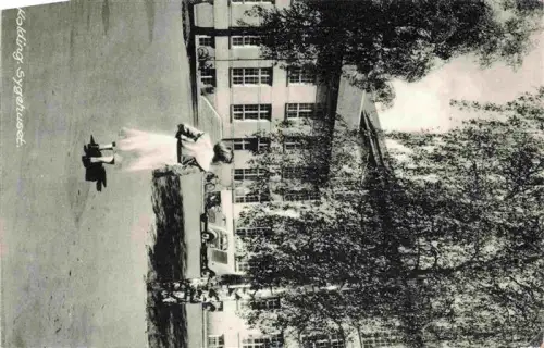 AK / Ansichtskarte Kolding DK Sygehuset Krankenhaus Birken Frau Auto Eingangsbereich Gebaeude