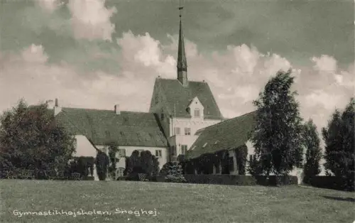 AK / Ansichtskarte Snoghoj DK Gymnastikhøjskolen Schulgebaeude Kirchturm Rasenflaeche Baeume Fachwerkgebaeude