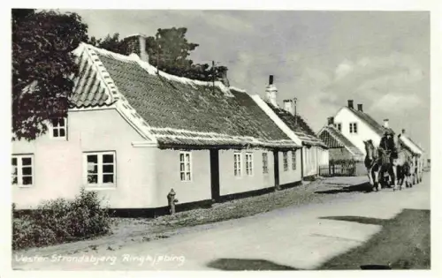 AK / Ansichtskarte Ringkjobing Ringkobing DK Vester-Strandbjerg Reetgedeckte-Haeuser Dorfstrasse Pferd Reiter Kopfsteinpflaster