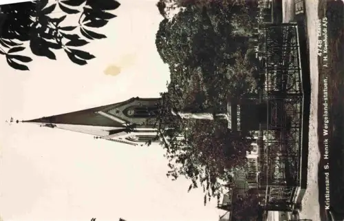 AK / Ansichtskarte Kristiansand Norge Henrik-Wergeland-statuen Denkmal Kirche Kirchturm Park Eisenzaun