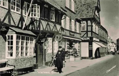 AK / Ansichtskarte Ribe DK Vaegteren Weises-Stue Nachtwaechter Fachwerkhaus Altstadt Geschaeft Polizist