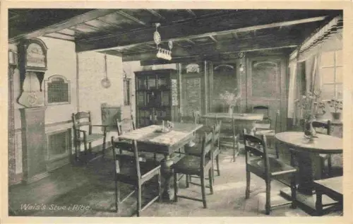 AK / Ansichtskarte Ribe DK Weises-Stue Gaststube Innenraum Standuhr Holzdecke Tische Stuehle Kachelofen