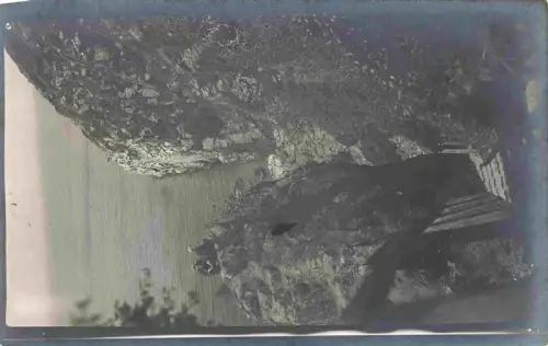 AK / Ansichtskarte Bornholm DK Johns-Kapel Felsspalte Klippe Meer Aussicht Wanderer