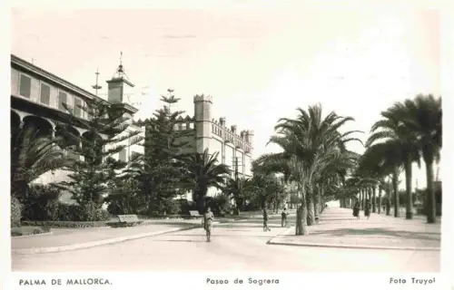 AK / Ansichtskarte Palma de Mallorca ES Paseo-de-Sagrera Palmen Promenade Gebaeude Passanten S/W-Fotokarte