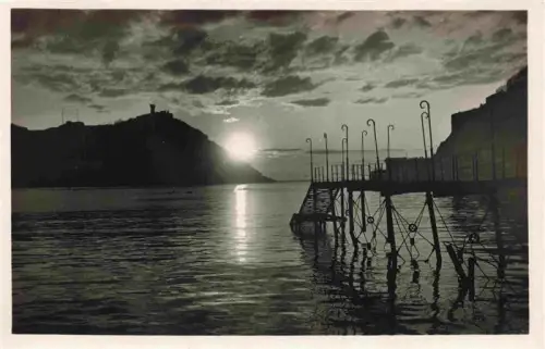 AK / Ansichtskarte SAN SEBASTIAN  DONOSTIA Saint-Sebastien Pais Vasco ES Club-Náutico Steg Sonnenuntergang See Berge Gegenlicht Laternenpfaehle
