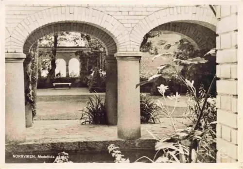 AK / Ansichtskarte Norrviken Sweden Medeltida-nården Arkaden Klosterinnenhof Park Bogen Pflanzen Garten