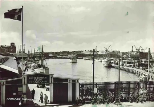 AK / Ansichtskarte GoeTEBORG Sweden Fiskhamnen Hafen Schiffe Kraene Fischereihafen Flagge Hafengelaende