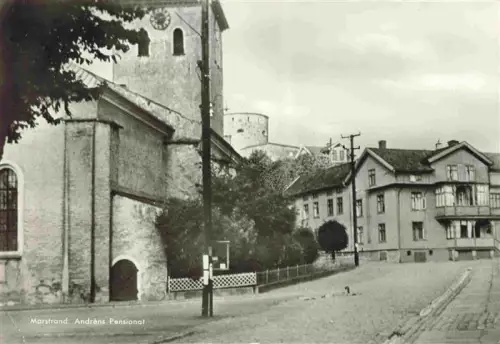 AK / Ansichtskarte Marstrand Sweden Andrens-Pensionat Kirche Kirchturm Carlsten-Festung Kopfsteinpflaster Wohnhaus