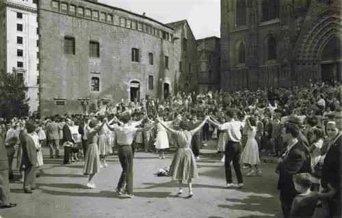AK / Ansichtskarte BARCELONA Cataluna ES Plaza-de-la-Catedral Sardanas Tanz Kathedrale Menschenmenge Reigentanz