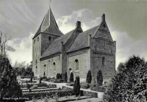 AK / Ansichtskarte Soedinge DK Sædinge-Kirke Kirche Backsteinkirche Kirchhof Gartenanlage Romanik