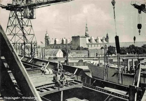 AK / Ansichtskarte Kronborg Slot Helsingor DK Kronborg Schiffswerft Kran Arbeiter Bugsier Hafen Schloss