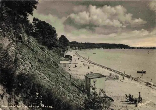AK / Ansichtskarte Kelstrup DK Kelstrup-Strand Strand Badegaeste Umkleidekabine Steilhang Meer Baeume