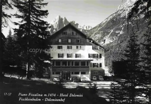 AK / Ansichtskarte Fischleinboden 1454m Piano Fiscalina Dolomiti IT Hotel-Dolomiti Dolomitenhof Fischleinboden Berghotel Dolomiten Autos Nadelwald