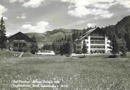 AK / Ansichtskarte Fischleinboden 1454m Piano Fiscalina Dolomiti IT Hotel-Dolomitenhof Albergo-Dolomiti Touristenhaus Helm Val-Fiscalina Dolomiten Wald Bergwiese Bus