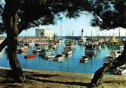 AK / Ansichtskarte La Cotiniere St Pierre  d Oleron 17 Charente-Maritime Hafen Fischerboote Leuchtturm Pier Pinien Mole