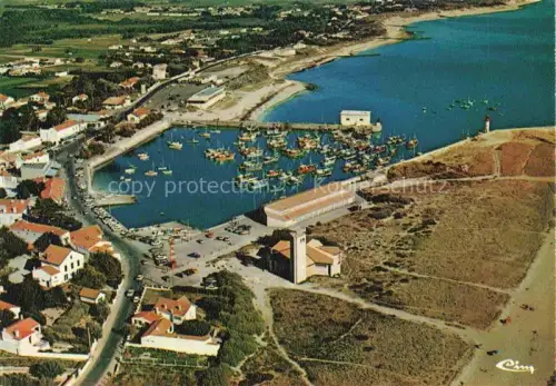 AK / Ansichtskarte La Cotiniere St Pierre  d Oleron 17 Charente-Maritime Hafen Luftbild Fischerboote Leuchtturm Mole Criée Ortschaft
