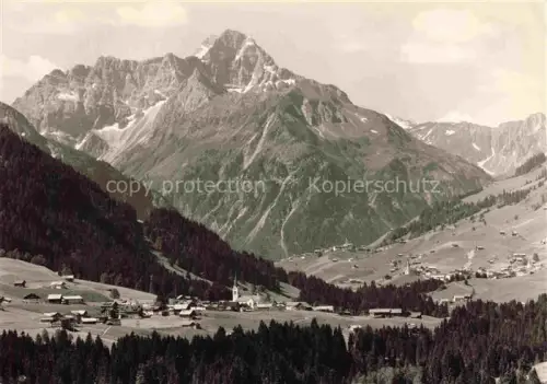 AK / Ansichtskarte Riezlern Kleinwalsertal Vorarlberg AT Kleinwalsertal Widderstein Hirschegg Mittelberg Berge Tal Kirchturm Wiesen