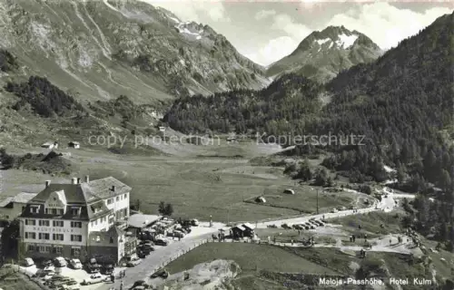 AK / Ansichtskarte Maloja GR Maloja-Passhoehe Hotel-Kulm Bergtal Passstrasse Autos Alpen Wald