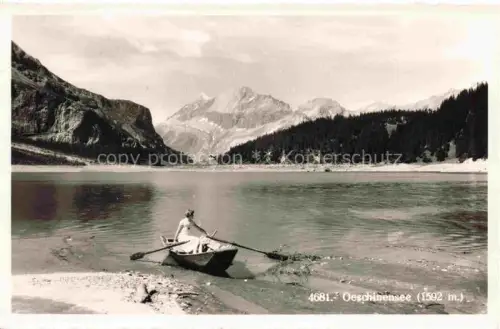 AK / Ansichtskarte Oeschinensee oeschinensee 1578m Muerren BE Oeschinensee See Ruderboot Frau Berge Wald Bergpanorama