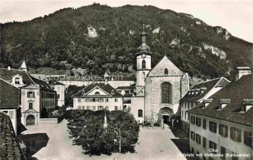 AK / Ansichtskarte CHUR Coire GR Hofplatz Hofkirche Kathedrale Dom Altstadt Baeume Berge