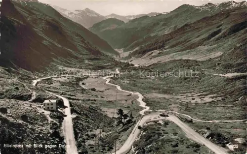 AK / Ansichtskarte Flueelapass 2383m Ospiz Fluela GR Passstrasse Bergtal Fluss Berge Serpentinen Schnee Haus Davos