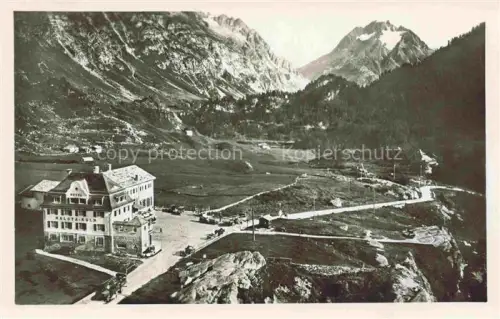 AK / Ansichtskarte Maloja GR Hotel-Maloja-Kulm Bergtal Berge Wald Wiesen Autos Strasse
