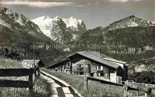 AK / Ansichtskarte Goldern-Hasliberg Meiringen Oberhasli BE Chalet Holzhaus Bergwiesen Zaun Schneeberge Weg Berner-Oberland