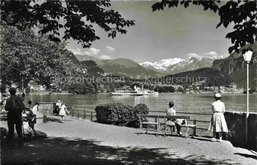 AK / Ansichtskarte Brienz Brienzersee BE See Promenade Dampfschiff Passanten Spaziergaenger Baeume Berge