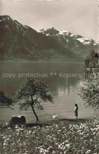 AK / Ansichtskarte Oberried Brienzersee Brienzersee See Schwan Maedchen Blumen Baeume Berge Sulegg-Schwalmern