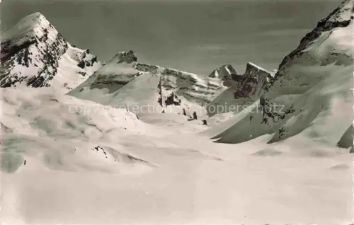 AK / Ansichtskarte Gemmipass 2322m VS Hotel-Wildstrubel Schnee Hochgebirge Rinderhorn Plattenhorn Bietschhorn Skifahrer Winter