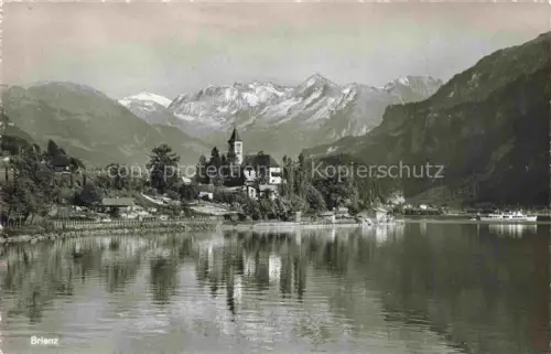 AK / Ansichtskarte Brienz Brienzersee BE Brienzersee Kirche Berge Dorf Schiff Reflexion Alpen