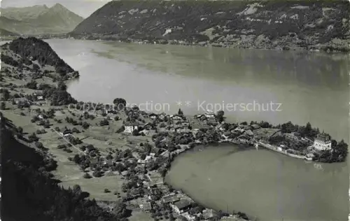 AK / Ansichtskarte Iseltwald Brienzersee Interlaken BE Brienzersee Niesen Dorf Halbinsel Schloss See Berge Luftbild