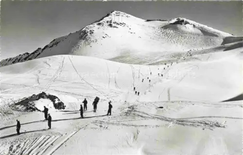 AK / Ansichtskarte Weissfluhjoch 2663m DAVOS GR Weissfluhjoch Abfahrt Klosters Kueblis Sarneun Skifahrer Schnee Winter