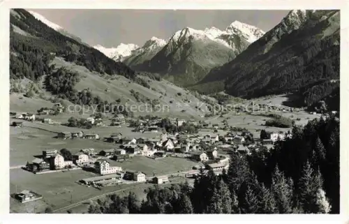 AK / Ansichtskarte Klosters-Serneus GR Silvrettagruppe Tal Ortschaft Berge Wald Wiesen