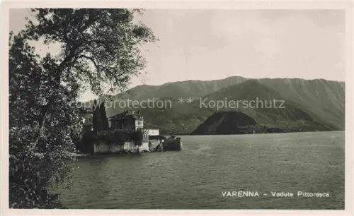 AK / Ansichtskarte Varenna Lago di Como Lombardia IT Lago-di-Como Villa See Berge Baum Seeufer Uferpromenade