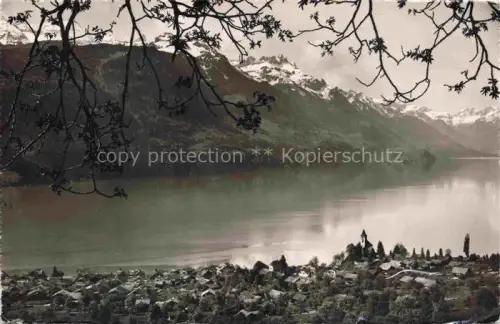 AK / Ansichtskarte Brienz Brienzersee BE Brienzersee See Alpen Berge Ortschaft Kirche Baeume Schnee