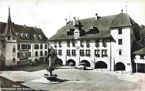 AK / Ansichtskarte THUN Thoune BE Rathausplatz Rathaus Hotel-zur-Krone Brunnen Automobil Stadtplatz