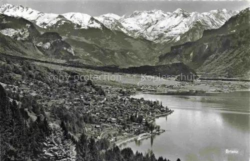 AK / Ansichtskarte Brienz Brienzersee BE Brienzersee See Dorf Berge Schnee Talansicht Fliegeraufnahme Wald